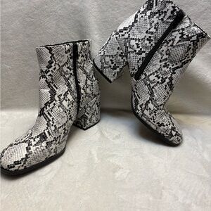 Mix No. 6 Benisa White Snake Print Chunky Heel Ankle Booties 8.5 M